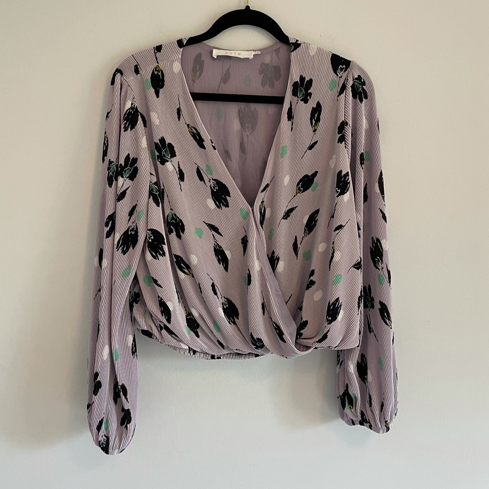 ASTR the label NWT lavender floral wrap shirt XL